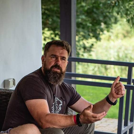BPI DRAFTS instruktors sarunā ar puišiem