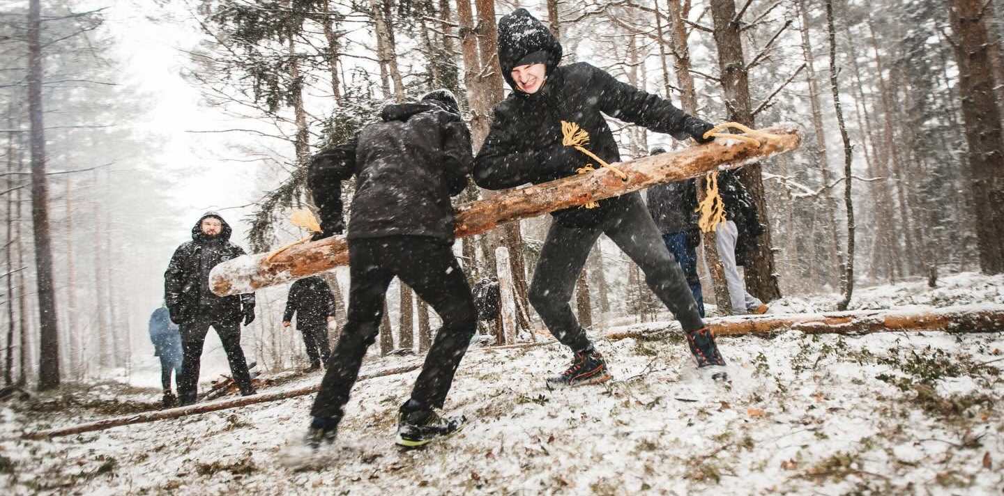 Baļķa nešana sniegā nometnē “Mobilizācija”