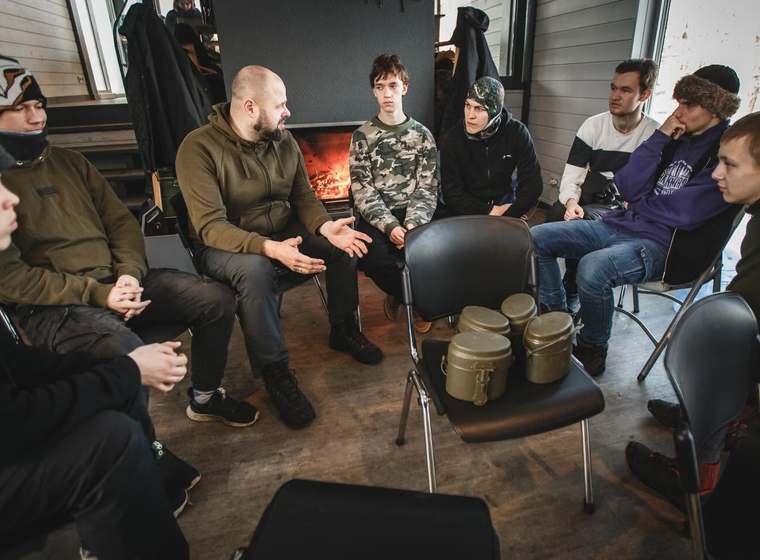 Nometnes vadītājs sarunā ar puišiem BPI DRAFTS mentoringā